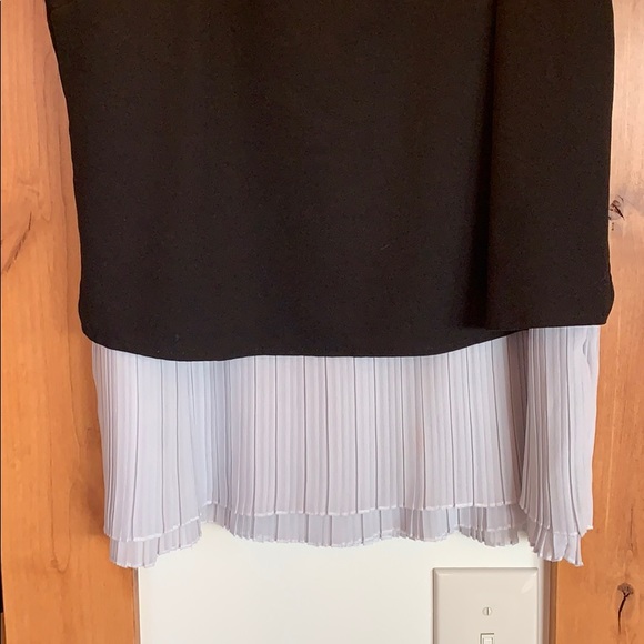 Black and white pleated tank - Picture 2 of 3